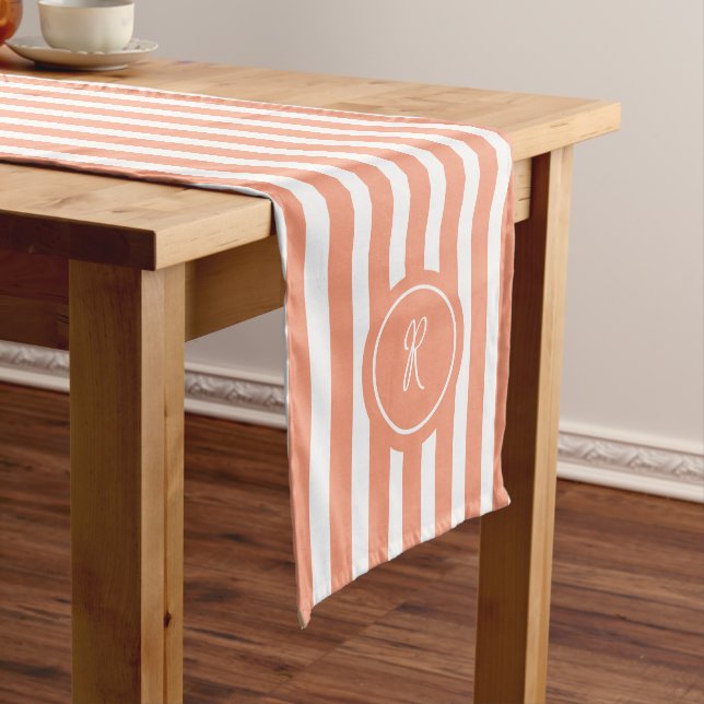 Coral French Beach Stripe Personalisiert Monogram Mittelgroßer Tischläufer (Beispiel)