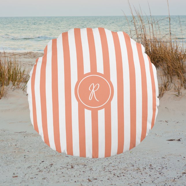 Coral French Beach Stripe Personalisiert Monogram Rundes Kissen (Von Creator hochgeladen)