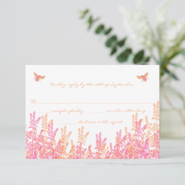 Coral & Fuchsia Wild Blume Bee Wedding RSVP (Stehend Vorderseite)