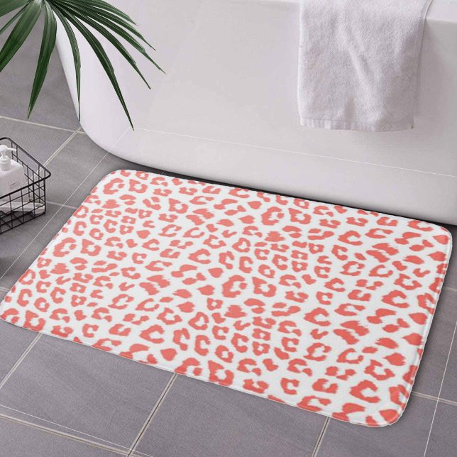 Coral Leopard Print Badematte (Coral Leopard Print Bath Mat by Looly Elzayat
)