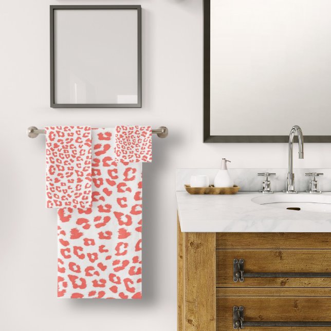 Coral Leopard Print Badhandtuch Set (Living Coral Leopard Print Bath Towel by Looly Elzayat)