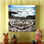 Coral Liebe Heart Hawaii Black Sand Beach Foto Leinwanddruck<br><div class="desc">"Liebe", entspannen und genießen Sie die Schönheit dieses unberührten schwarzen Sandstrandes Big Island, während Sie die Leinwand Foto Druck der hawaiianischen Küste. Ich habe das Glück, dieses Herz aus Korallengestein gepunktet zu haben, während ich am späten Nachmittag an diesem Strand spaziere. Sie können einfach diese Wandkunst personalisieren und ich biete...</div>