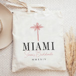 Coral Palm Tree Personalisierter Junggeselinnen-Ab Tragetasche<br><div class="desc">Herzlich willkommen zu Ihrem Bachelorette Wochenende mit diesen niedlichen personalisierten Tottaschen. Dieses Design ist perfekt für Strandbäder oder tropische Orte geeignet und bietet eine Silhouette der Korallenpalmen mit dem Ziel unten (mit Miami gezeigt) in klassischer Serifenschrift. Fügen Sie Ihren Namen oder Veranstaltungsnamen in handgeschriebenem kursiven Skript sowie das Jahr hinzu....</div>