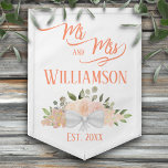 Coral Peach Floral Boho Chic Mr. & Mrs. Wedding Wimpel<br><div class="desc">Diese Hängeflagge ist schön, stilvoll und lustig. Es wurde zur Feier der Neuvermählten konzipiert und präsentiert sich in einem eleganten, schicken Design mit handgemalten Aquarellfarben-Rose, Blüten und Gartenblättern in Korallentönen, Pfirsich und heller Orange. Der elegante Drehtext lautet: Mr. and Mrs. mit dem Nachnamen des Paares sowie ein niedlicher "etablierter" Ort...</div>