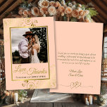 Coral Peach & Gold Liebe Dank Foto Hinweis Hochzei Dankeskarte<br><div class="desc">Diese wunderschönen Korallenpfirsich & goldfarbenen Hochzeitskarten zeigen Ihr Foto in einem goldenen Rahmen aus Imitaten umgeben von verzierten goldenen Gardinen und Wirbel. Die Beschriftung lautet: Liebe und Danke, mit Ihren Namen unten. Der Rücken als romantische verknüpfte Herzen Grafik zusammen mit einer individuellen Note und Unterschrift. Einfach, stilvoll und elegant, ist...</div>