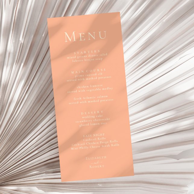 Coral Peach Moderne Minimalistische Speisekarte Menükarte (Coral Peach Modern Minimalist Wedding Menu Card on a sunny neutral dry palm leaf.)
