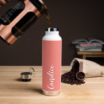 Coral Personalisiert Wedding Bridesmaid Trinkflasche<br><div class="desc">Geschenke deine Hochzeitsjacke oder Trauzeugin mit dieser trendigen,  vakuumisolierten Wasserflasche,  die ihren Namen in weißem,  stilisiertem Schrift auf einem korallenfarbenen Hintergrund zeigt,  der zu deinem Hochzeitsfarbschema passt. Stellen Sie die Flasche nach Belieben durch Bearbeiten und Ersetzen des Namens durch Ihren eigenen Namen ein. Wählen Sie Ihre Wasserflasche.</div>