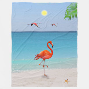 Coral Pink Flamingo & Palm Leaf am Strand Fleecedecke