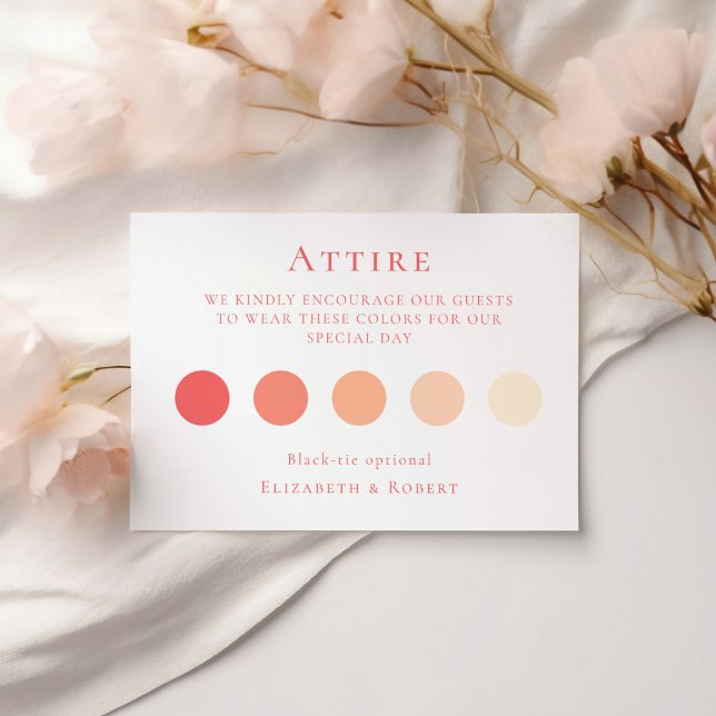 Coral Pink Wedding Kleidung Gästekarte Dankeskarte (Coral Pink Wedding Attire Guest Dress Code Card on a white table with soft pink flowers.)