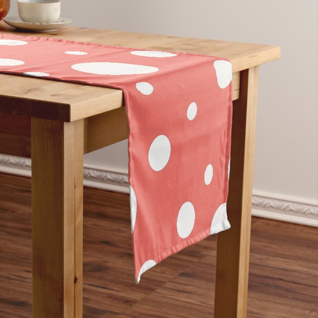 Coral Polka Dot Kurzer Tischläufer (Beispiel)