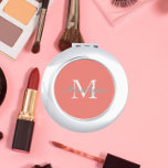 Coral Stylized Wedding Bridesmaid Monogram Taschenspiegel<br><div class="desc">Ein personalisierter Kompaktspiegel für Ihre Hochzeitsjubiläumsjacke oder Ihre Trauzeugin,  deren Initial und Name auf einem trendigen,  korallenfarbenen Hintergrund stilisiert ist. Bearbeiten,  um Initial und Namen zu ersetzen. Wählen Sie Ihren kompakten Spiegelstil aus.</div>