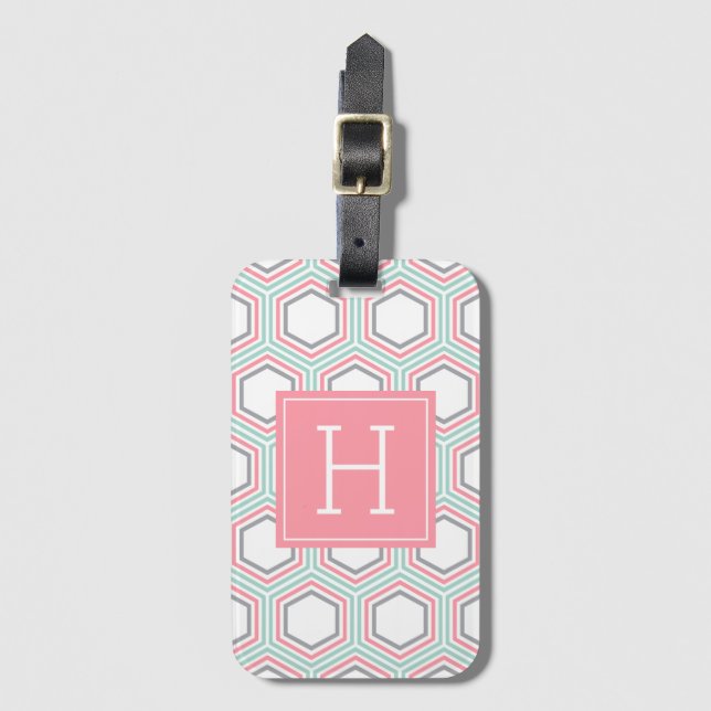 Coral und Pink Hexagon Muster Mit Monogramm Gepäckanhänger (Vorderseite Vertikal)