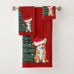 Corgi Christmas Tree Niedlich Red Holiday Badhandtuch Set<br><div class="desc">Dieser wunderschöne Pembroke Walisisch Corgi Hund hat seinen Kopf in einem niedlichen Hut des Weihnachtsmanns gekippt. Das bezaubernde Jungtier sitzt vor einem hübschen Weihnachtsbaum,  der mit bunten Ornamenten geschmückt ist. Niedliches Set für den Urlaub in Rot.</div>