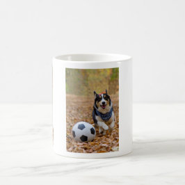 Corgi, der Fußball spielt Tasse