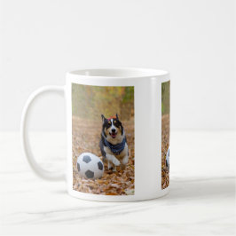 Corgi, der Fußball spielt Tasse