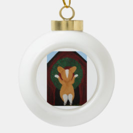 Corgi hängt Weihnachtskranz an das Hundehaus Keramik Kugel-Ornament