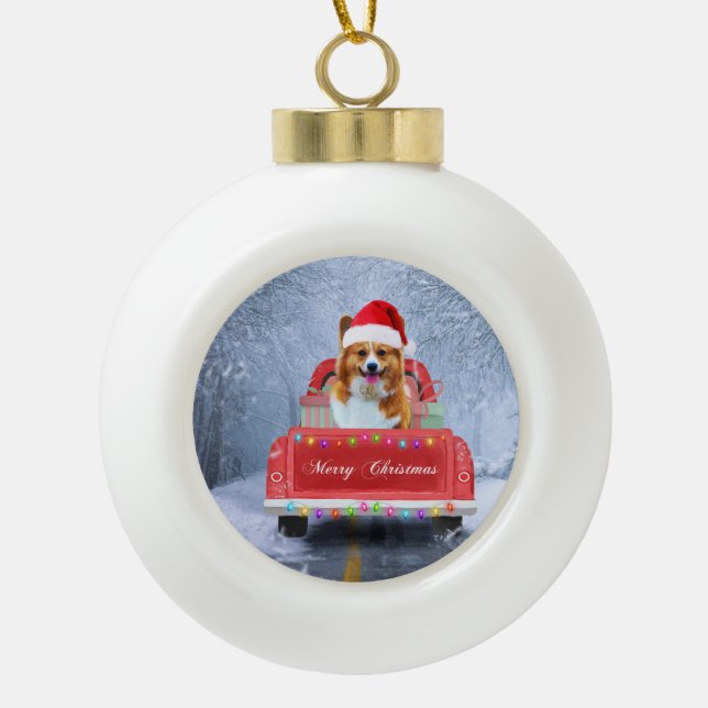 Corgi Hund im Schnee sitzen im Weihnachtswagen Keramik Kugel-Ornament (Vorderseite)