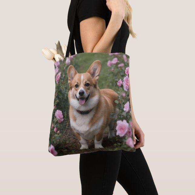 Corgi in den rosa Rosen, (Von Nahem)