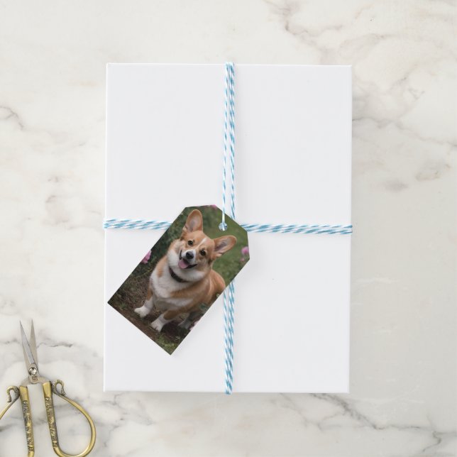 Corgi in den rosa Rosen, Geschenkanhänger (Mit Garn)