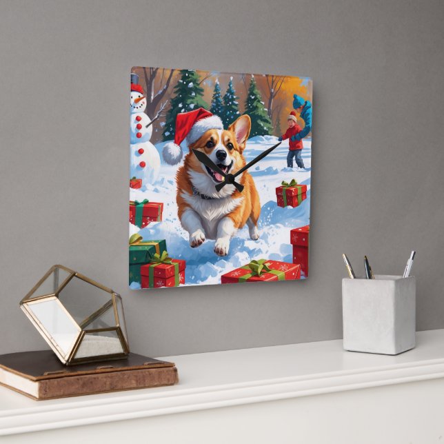 Corgi läuft im Schnee mit Weihnachtshut Quadratische Wanduhr (Büro)
