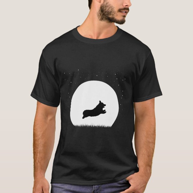 Corgi läuft im Winterschnee T-Shirt (Vorderseite)