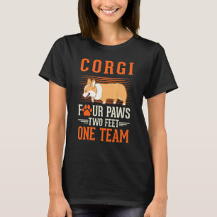 Corgi Vier Pfoten zwei Fuß ein Team Corgi T-Shirt