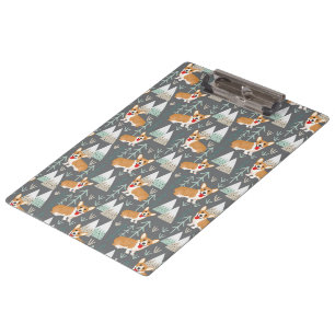 Corgis im Gebirge und Waldmuster Klemmbrett