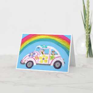 Corgis in einem Hippie-Auto am Strand mit einem Re Karte