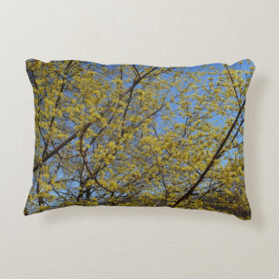 Cornelian Cherry Dogwood und Blue Sky Floral Zierkissen