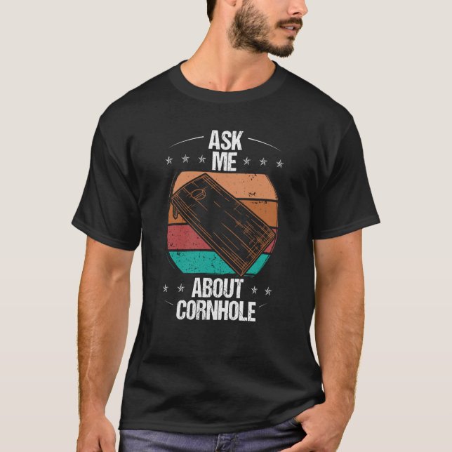 Cornhole Player Fragte mir über Tosser Throwing Co T-Shirt (Vorderseite)