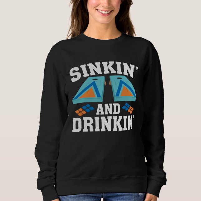 Cornhole Playing   Sinkin and Drinkin Sweatshirt (Vorderseite)