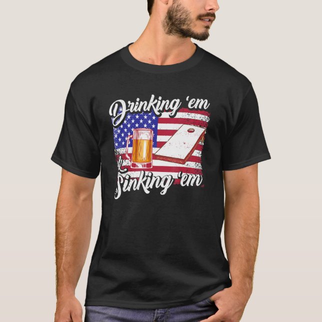 Cornhole Sinking & Drinks US Flag Bierbeutel Toss T-Shirt (Vorderseite)