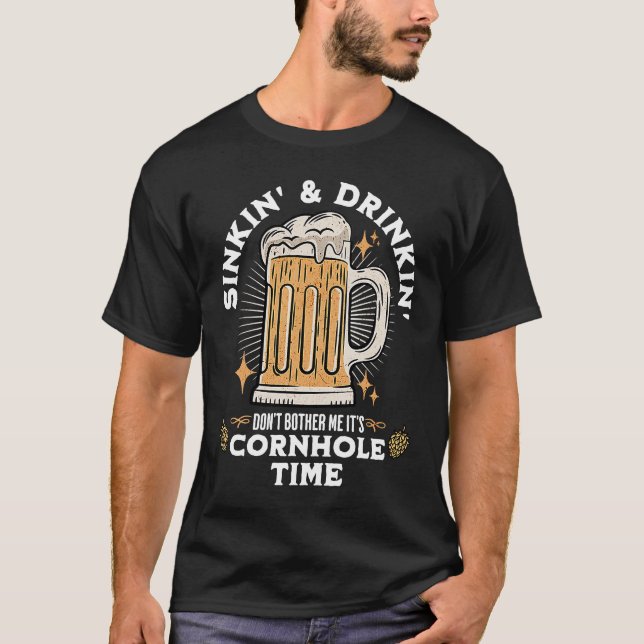 Cornhole Time Sinkin' & Drinkin' Beer T-Shirt (Vorderseite)