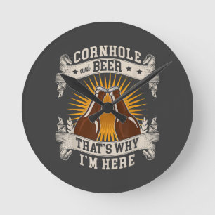 Cornhole und Bier Deshalb bin ich hier Cornhole  Runde Wanduhr