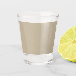 Corporate Look mit einem Geschäftsmann in Anzug un Schnapsglas