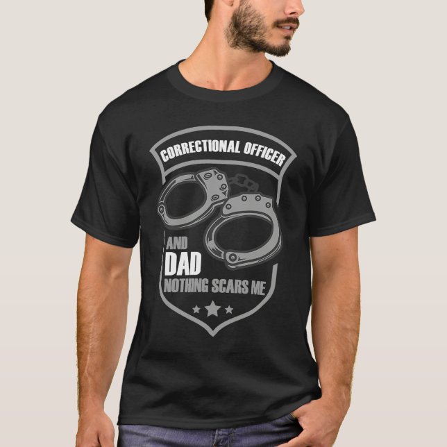 Correctional Officer And Dad Nothing Scars Me T-Shirt (Vorderseite)