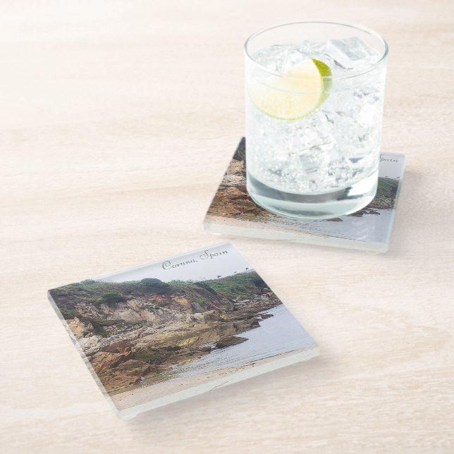 Coruna, Spanien | Landschaftlicher Strand mit Fels Glasuntersetzer (Schrägansicht)