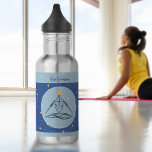Cosmic Blue Yoga Postgre Gym Workout Water Flasche Edelstahlflasche<br><div class="desc">Eine individuell anpassbare Blauwasserflasche mit abstrakten Yoga-Posen mit Punkten und Linien. Das subtile Muster der Posen schafft ein kosmisches Gefühl. Fügen Sie Ihren eigenen Namen hinzu,  um sich zu personalisieren und bringen Sie Ihre Flasche in den Fitnessraum oder das Yoga Studio.</div>