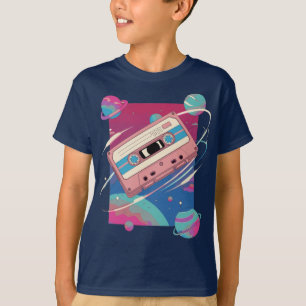 Cosmic Mixtape – Retro-Kassette schwebt im Weltrau T-Shirt