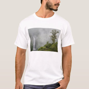 Costa Rica, Wolkenwald in den Bergen in der Nähe v T-Shirt