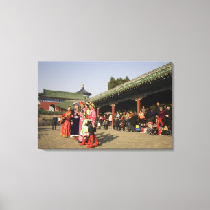 Costumed Amateur Folkloretänzer unterhalten Leinwanddruck