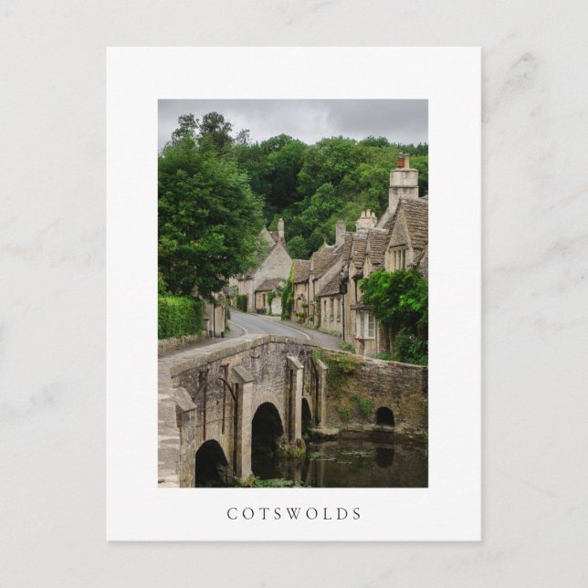 Costwolds town Castle Combe weiße Text Postkarte (Vorderseite)
