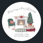 Cosy Christmas Country Zuhause | Name hinzufügen Runder Aufkleber<br><div class="desc">Cosy Christmas Country Zuhause | Name hinzufügen - individueller Urlaubsaufkleber. Festliche Feiertagsaufkleber mit einer hübschen Zuhause, die alle während der Ferienzeit ausgekleidet ist. Der Weihnachtsbaum ist neben dem Kamin mit Poinsettien, Strümpfen und Kerzen dekoriert. Unsere Vorlage macht es so einfach für Sie Ihre Vorlage anpassen. Der Aufkleber ist Teil einer...</div>