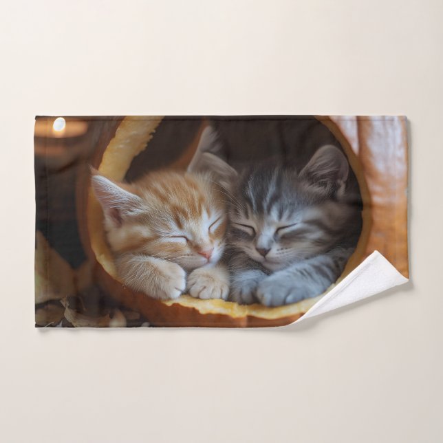 Cosy Kittens Snugggle in a Pumpkin Handtuch (Handtuch)