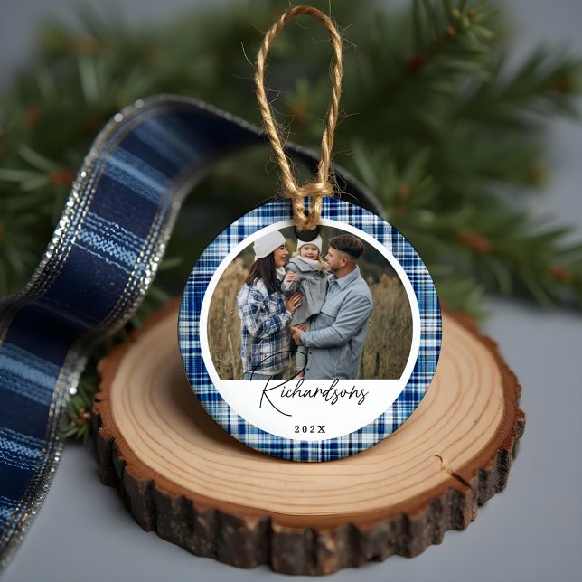 Cosy Navy und Blue Karierte Stoff Familie Foto Keramik Ornament (Cozy Navy and Blue Plaid fabric Family Photo Ceramic Ornament)