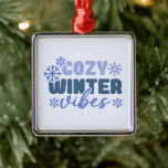 Cosy Winter Vibes - Snowflake Typografie Ornament Aus Metall<br><div class="desc">Genießen Sie das gemütliche Gefühl der Wintersaison mit diesem "Cosy Winter Vibes" Design. Dieses Design mit sanft blauer Typografie und zarten Schneeflockenakzenten bringt Wärme und Komfort in Ihren Wintergarten oder Ihre Wohngestaltung. Ideal für eine Vielzahl von Zazzle-Produkten wie T - Shirt, Tasse und Decken, ist es eine großartige Möglichkeit, Ihre...</div>
