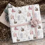 Cosy Zuhause Christmas Pink ID985 Geschenkpapier<br><div class="desc">Ein nahtloses Aquarellmuster mit gemütlichen kleinen Häusern, eingebettet in die Schneefälle zwischen nackten Baumzweigen und Blätter, ist das perfekte Design für ein Zuhause Weihnachtsfest. Diese Version ist in zwei bohfarbenen Paletten erhältlich und bietet Rosa-, Silber- und Weichtönen. Suchen Sie ID985 um alle Produkte zu sehen, die mit diesem bezaubernden Weihnachtsmuster...</div>