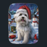 Coton De Tulear Winter Wonderland Christmas Joy Baby Spucktuch<br><div class="desc">Dieses festliche Design spiegelt den fröhlichen Geist der Urlaubssaison wider und besticht durch ein hübsches Jungtier mit einer Weihnachtsmannmütze. Der Hund ist eingebettet in ein winterliches Wunderland, mit einem Schneemann, einem dekorierten Weihnachtsbaum und wunderschön verpackten Geschenken. Schneeflocken fallen sanft ab und geben der Szene eine magische Touch, während die lebhaften...</div>