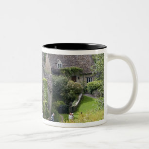 Cotswold-Stein Cottages im Dorf Zweifarbige Tasse