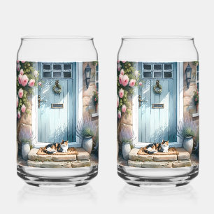 Cottagecore-Blumenveranda mit dreifarbiger Katze Dosenglas